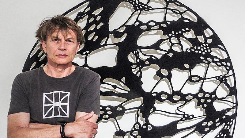 Bodo Korsig vor seinem Objekt &bdquo;Zeitsturz&ldquo;. In der Austra&szlig;e   zeigt er Objekte und eine Videoinstallation.