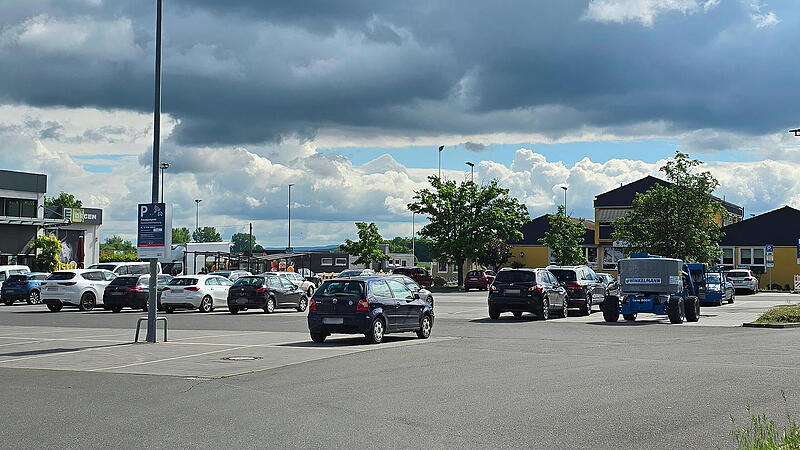 Ein Kennzeichen-Erfassungssystem ist ab sofort auf dem Parkplatz vor dem Edeka Markt in Adelsdorf im Einsatz. Ein Kennzeichen-Erfassungssystem ist ab sofort auf dem Parkplatz vor dem Edeka Markt in Adelsdorf im Einsatz.