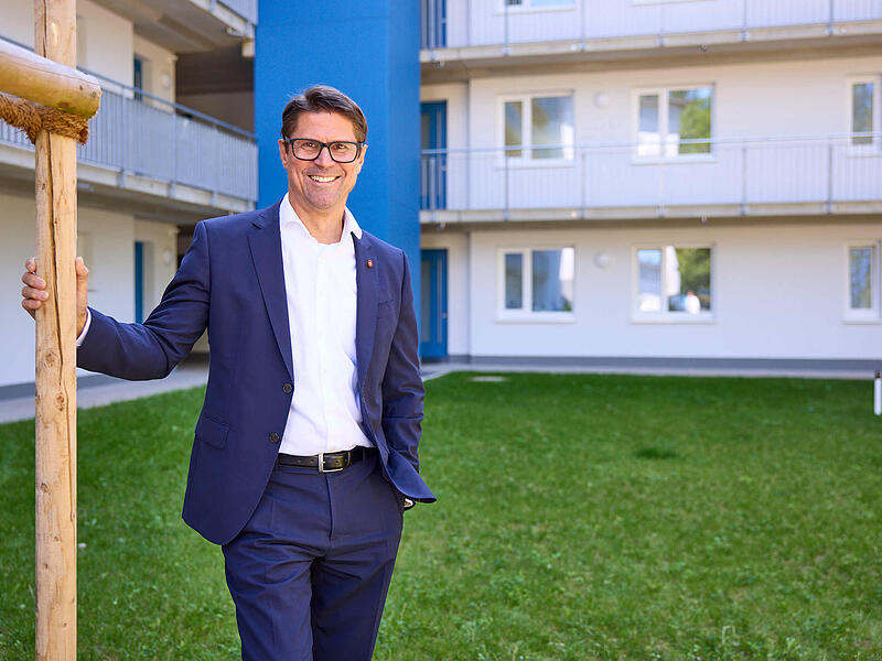 Wohnbau-Chef Christian Meyer vor einem Neubau in der von-Mayer-Straße in Coburg; insgesamt verfügt die Wohnbau über 3.367 Wohnungen .