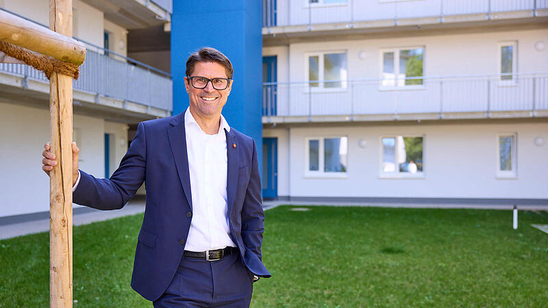 Wohnbau-Chef Christian Meyer vor einem Neubau in der von-Mayer-Stra&szlig;e in Coburg; insgesamt verf&uuml;gt die Wohnbau &uuml;ber 3.367 Wohnungen .