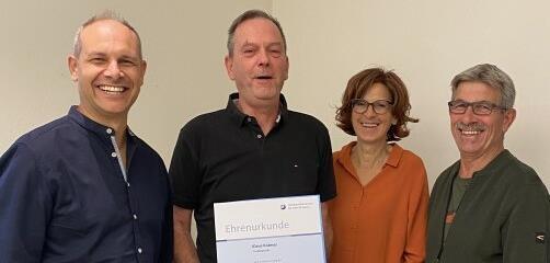 Mit einer Ehrenurkunde der Handwerkskammer für 40 Jahre Betriebstreue zur Schreinerei Back und Sohn in Reichenbach zeichneten Firmenchef Johannes Back (links), Büroleiterin Elisabeth Back und Seniorchef Werner Back (rechts) ihren Mitarbeiter Klaus...