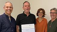 Mit einer Ehrenurkunde der Handwerkskammer für 40 Jahre Betriebstreue zur Schreinerei Back und Sohn in Reichenbach zeichneten Firmenchef Johannes Back (links), Büroleiterin Elisabeth Back und Seniorchef Werner Back (rechts) ihren Mitarbeiter Klaus...