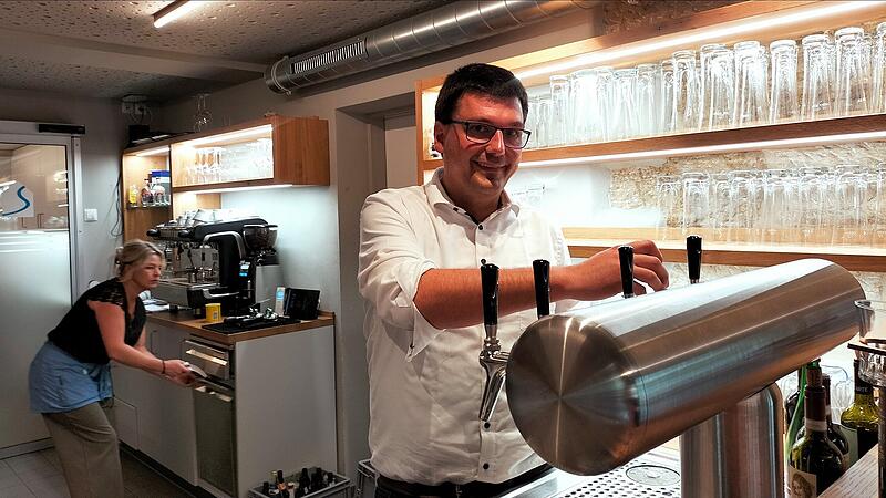 Bürgermeister Merzbacher zapft Bier für die Gäste der Spezerei.