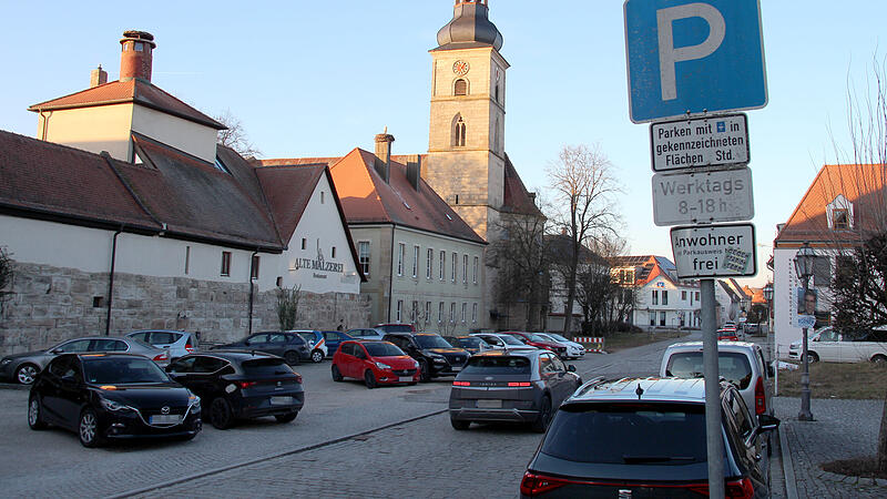 Die Parksituation in der H&ouml;chstadter Innenstadt ist schwierig: Ein B&uuml;rger kritisiert, dass hier zu wenig kontrolliert wird.