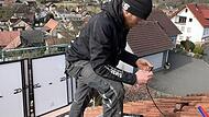 Jonas Schuldheis von der Firma Anlagenbau Metz, Burkardroth, beim Bau einer Photovoltaik-Anlage.
