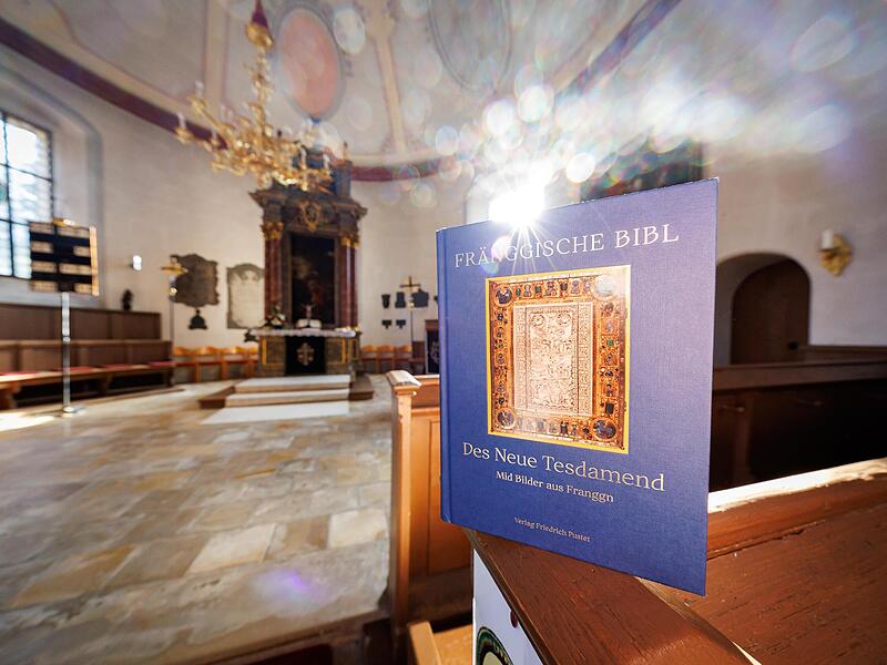 Rund vier Jahre haben viele Freiwillige an der Bibel auf Fr&auml;nkisch gearbeitet. Die Ver&ouml;ffentlichung erfolgte im Herbst 2024.