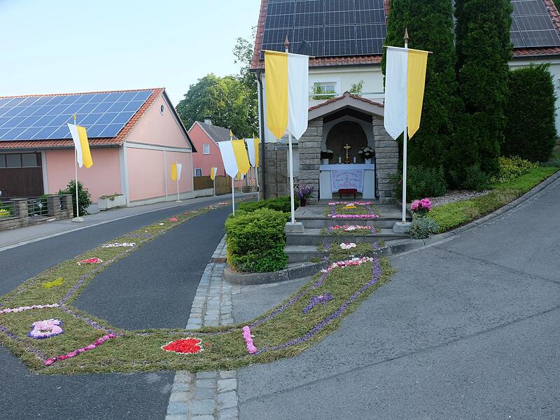 Ein aufwendiger Blumenteppich schmückte den Ort.