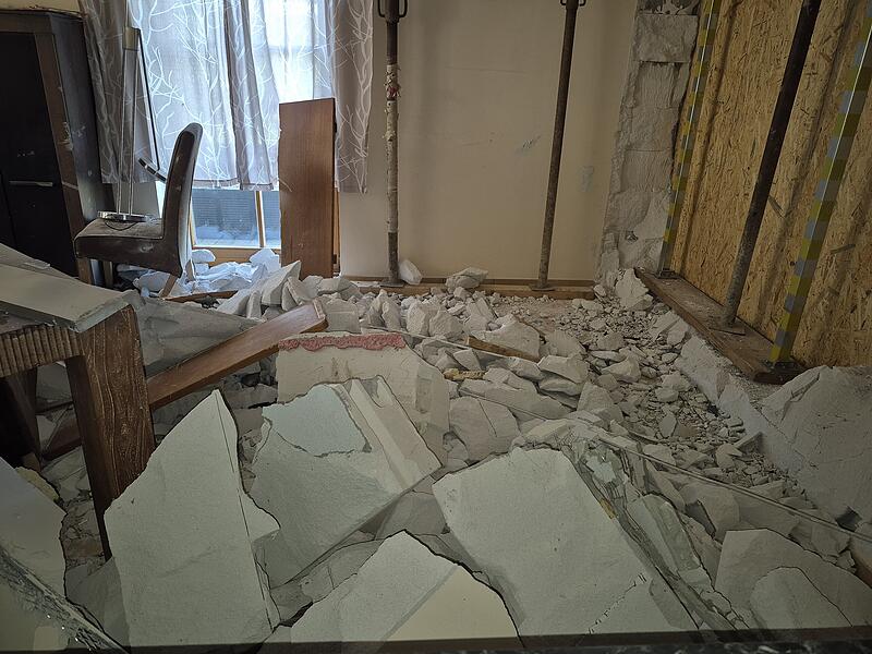 Der Aufprall des BMW hinterlie&szlig; in der Wohnung ein Tr&uuml;mmerfeld.