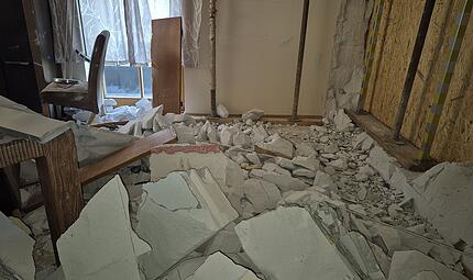 Der Aufprall des BMW hinterlie&szlig; in der Wohnung ein Tr&uuml;mmerfeld.