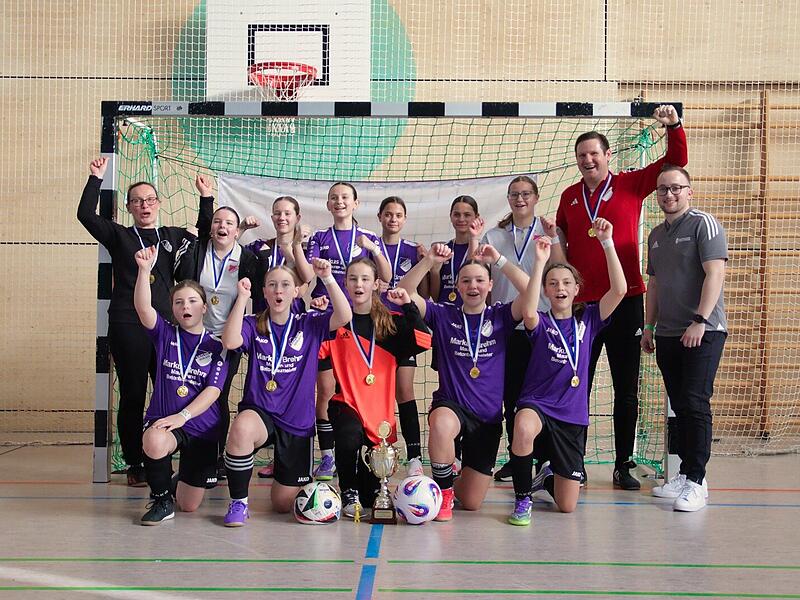 Die U15-Juniorinnen des DJK/FC Se&szlig;lach feiern ihren Sieg bei den oberfr&auml;nkischen Hallenmeisterschaften.