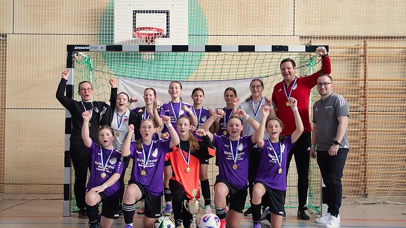 Die U15-Juniorinnen des DJK/FC Se&szlig;lach feiern ihren Sieg bei den oberfr&auml;nkischen Hallenmeisterschaften.