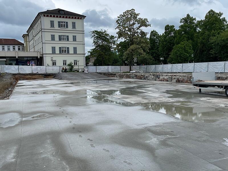 Hier wird das Hauptgeb&auml;ude des Hotels entstehen. Der Beton ist noch nicht das Fundament, sondern ein 20 cm dicker &bdquo;Deckel&ldquo; aus Spezialbeton, der als Schutz der darunterliegenden Heilquelle dient. Darauf kommt sp&auml;ter das normale Fundament.