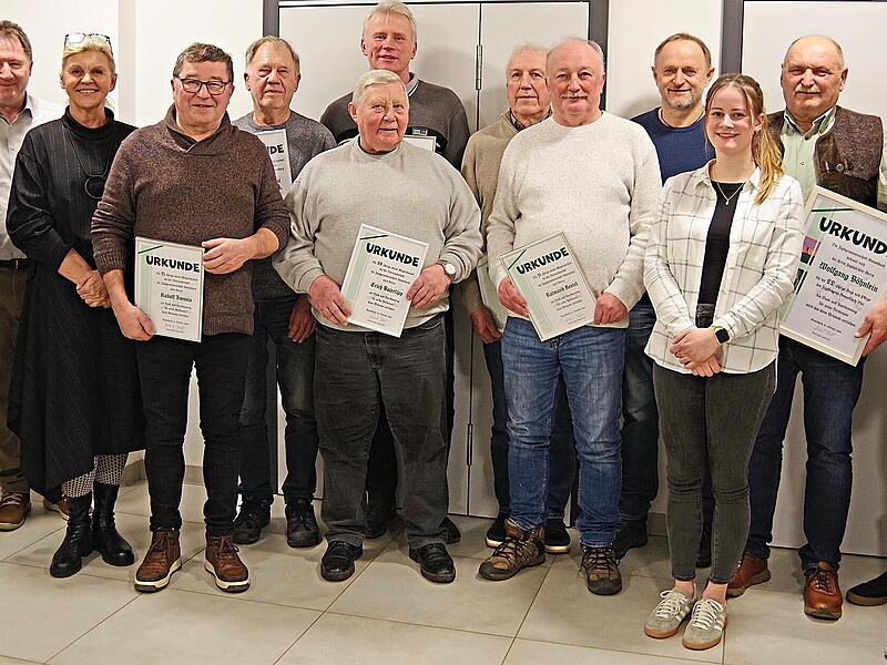 Die Jagdgenossenschaft mit ihrem Jagdvorsteher Gerhard Appel (Zweiter von links) ehrte langjährige Vorstandsmitglieder sowie den ausgeschiedenen Jagdpächter Wolfgang Böhnlein (Dritter von rechts).Heike Schülein Die Jagdgenossenschaft mit ihrem Jagdvorsteher Gerhard Appel (Zweiter von links) ehrte langjährige Vorstandsmitglieder sowie den ausgeschiedenen Jagdpächter Wolfgang Böhnlein (Dritter von rechts).Heike Schülein