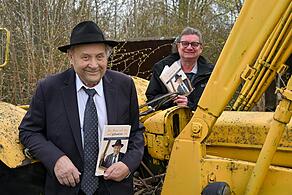 Autor Klaus Kestel (rechts) mit Georg Pfister, dessen Biografie er verfasst hat.