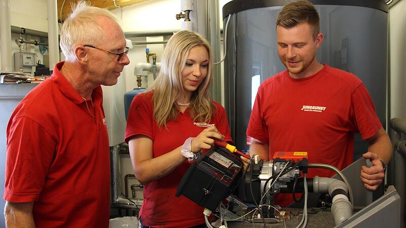 Wolfgang (links) und Christoph Junggunst aus Gremsdorf sind stolz auf ihre Auszubildende Laura Fischer. An modernen Heizungsanlagen kennt sie sich aus. Wolfgang (links) und Christoph Junggunst aus Gremsdorf sind stolz auf ihre Auszubildende Laura Fischer. An modernen Heizungsanlagen kennt sie sich aus.