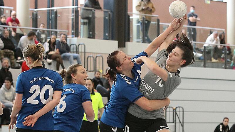 Lisa Schlicht vom HC Bamberg (in Blau) und die Hallstadterin Anja G&ouml;rtler k&auml;mpfen um den Ball. Mit dem 20:19-Derbysieg hat der HC einen gro&szlig;en Schritt in Richtung Titel in der Bezirksoberliga gemacht.