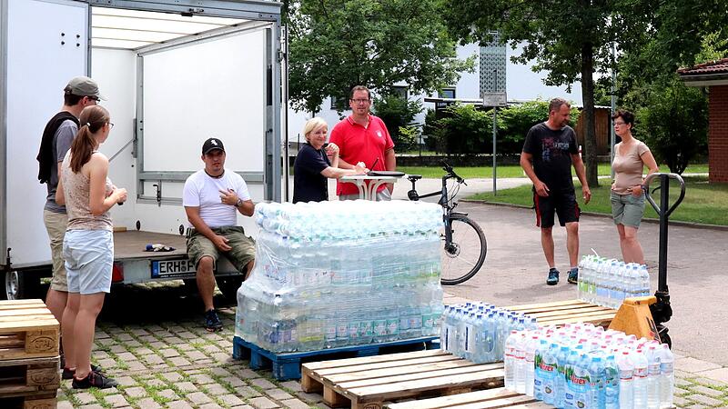 Rund 1000 Wasserflaschen kamen allein am Samstag bei einem Spendenaufruf der Adelsdorfer Freien Wähler für die Flutopfer zusammen. Rund 1000 Wasserflaschen kamen allein am Samstag bei einem Spendenaufruf der Adelsdorfer Freien Wähler für die Flutopfer zusammen.
