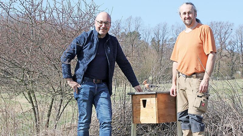 Volker Woitzik (LBV Lichtenfels) und Ralf Wölfel mit dem speziellen Nistkasten und einem Holzmodell eines Wiedehopfes Volker Woitzik (LBV Lichtenfels) und Ralf Wölfel mit dem speziellen Nistkasten und einem Holzmodell eines Wiedehopfes