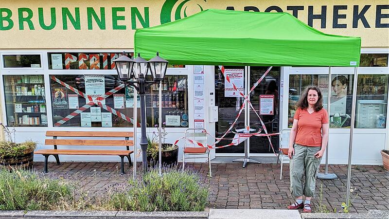 Apothekerin Doris Eisenmann vor ihrer aus Protest geschlossenen Brunnen-Apotheke in Bad Bocklet