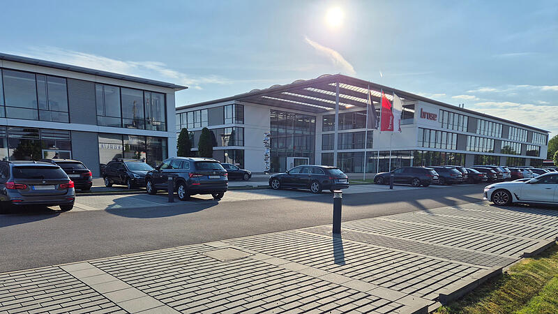 Der Parkplatz bei Brose Bamberg: Dank Michael Stoschek an fünf Tagen in der Woche ausgelastet Der Parkplatz bei Brose Bamberg: Dank Michael Stoschek an fünf Tagen in der Woche ausgelastet