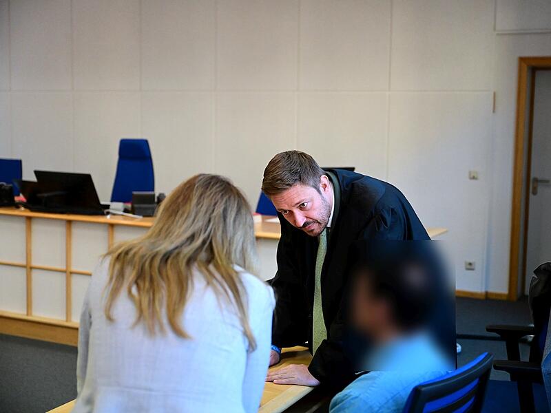 Rechtsanwalt Maximilian Glabasnia aus Bamberg, eine Dolmetscherin und der Angeklagte