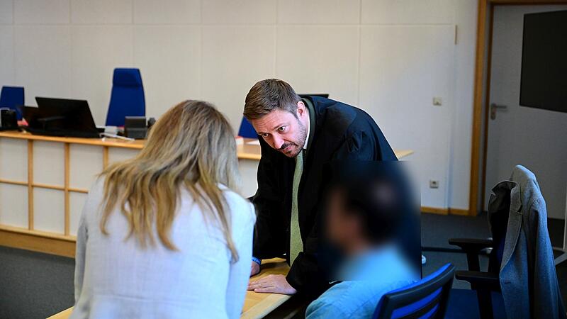 Rechtsanwalt Maximilian Glabasnia aus Bamberg, eine Dolmetscherin und der Angeklagte