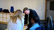 Rechtsanwalt Maximilian Glabasnia aus Bamberg, eine Dolmetscherin und der Angeklagte
