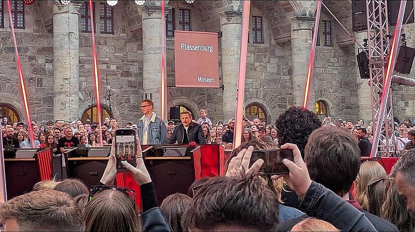 Im Sch&ouml;nen Hof der Plassenburg l&auml;uft das Quiz mit Joko und Klaas.