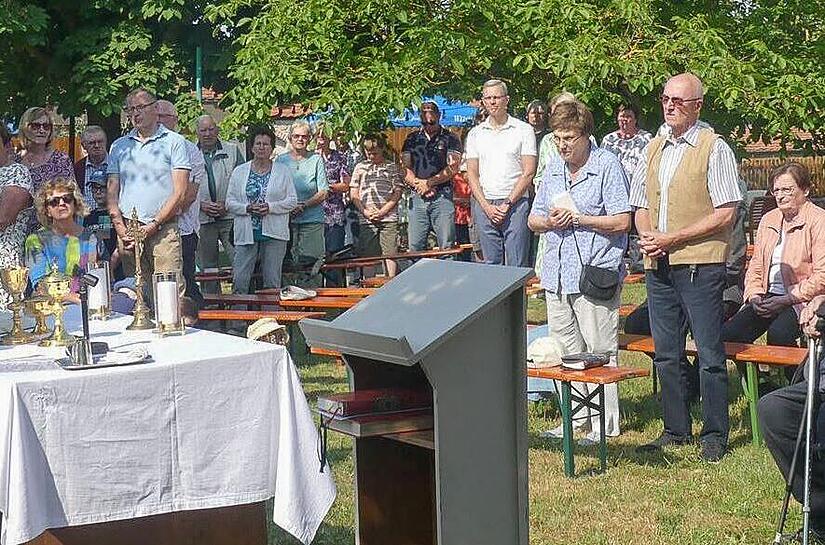 Stadtpfarrer Kilian Kemmer bei der Zelebration der Messe in Sterpersdorf.
