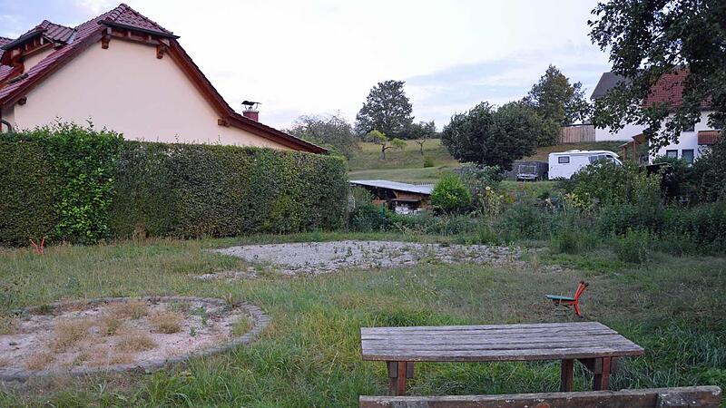 Für circa 38.000 Euro erfolgt die Wiederherstellung und Neugestaltung des Spielplatzes am Rosenauer Weg. Damit wird einem großen Wunsch der Bewohner des Wohngebietes mit ihren Familien von der Kommune Rechnung getragen.
