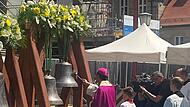 Erzbischof Gössl weiht Glocken für St. Michael