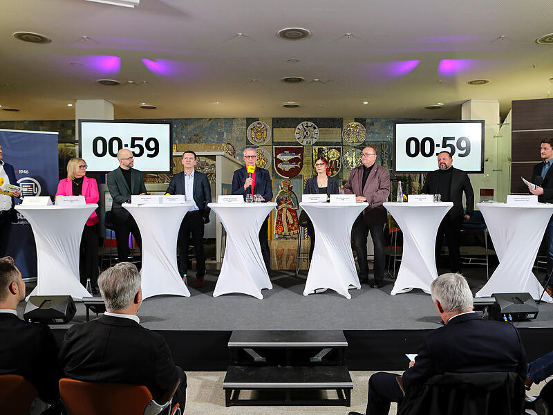 Sieben Kandidatinnen und Kandidaten waren bei der FT-Podiumsdiskussion in Forchheim dabei. Auf dem Podium standen Martina Hebendanz (CSU), Markus Dietz (Forchheimer Gr&uuml;ne Liste), Viktor Naumann (parteilos), Oberb&uuml;rgermeister Uwe Kirschstein (SPD),, Linn&eacute;a H&uuml;mmer (Die Linke), Manfred H&uuml;mmer (Freie W&auml;hler) und Tino Reichardt (FDP) . Moderiert wurde der Abend von FT-Chefreporter Stephan Gro&szlig;mann (rechts) sowie Mischa Salzmann, Gesch&auml;ftsf&uuml;hrer von Radio Bamberg (links).