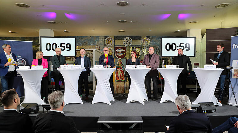 Sieben Kandidatinnen und Kandidaten waren bei der FT-Podiumsdiskussion in Forchheim dabei. Auf dem Podium standen Martina Hebendanz (CSU), Markus Dietz (Forchheimer Gr&uuml;ne Liste), Viktor Naumann (parteilos), Oberb&uuml;rgermeister Uwe Kirschstein (SPD),, Linn&eacute;a H&uuml;mmer (Die Linke), Manfred H&uuml;mmer (Freie W&auml;hler) und Tino Reichardt (FDP) . Moderiert wurde der Abend von FT-Chefreporter Stephan Gro&szlig;mann (rechts) sowie Mischa Salzmann, Gesch&auml;ftsf&uuml;hrer von Radio Bamberg (links).
