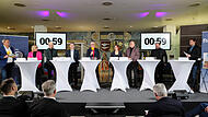 Sieben Kandidatinnen und Kandidaten waren bei der FT-Podiumsdiskussion in Forchheim dabei. Auf dem Podium standen Martina Hebendanz (CSU), Markus Dietz (Forchheimer Gr&uuml;ne Liste), Viktor Naumann (parteilos), Oberb&uuml;rgermeister Uwe Kirschstein (SPD),, Linn&eacute;a H&uuml;mmer (Die Linke), Manfred H&uuml;mmer (Freie W&auml;hler) und Tino Reichardt (FDP) . Moderiert wurde der Abend von FT-Chefreporter Stephan Gro&szlig;mann (rechts) sowie Mischa Salzmann, Gesch&auml;ftsf&uuml;hrer von Radio Bamberg (links).