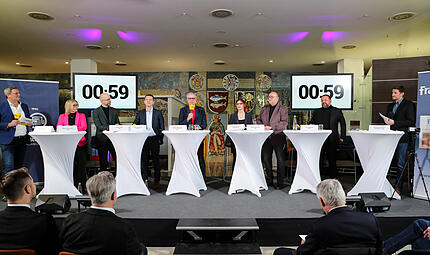 Sieben Kandidatinnen und Kandidaten waren bei der FT-Podiumsdiskussion in Forchheim dabei. Auf dem Podium standen Martina Hebendanz (CSU), Markus Dietz (Forchheimer Gr&uuml;ne Liste), Viktor Naumann (parteilos), Oberb&uuml;rgermeister Uwe Kirschstein (SPD),, Linn&eacute;a H&uuml;mmer (Die Linke), Manfred H&uuml;mmer (Freie W&auml;hler) und Tino Reichardt (FDP) . Moderiert wurde der Abend von FT-Chefreporter Stephan Gro&szlig;mann (rechts) sowie Mischa Salzmann, Gesch&auml;ftsf&uuml;hrer von Radio Bamberg (links).