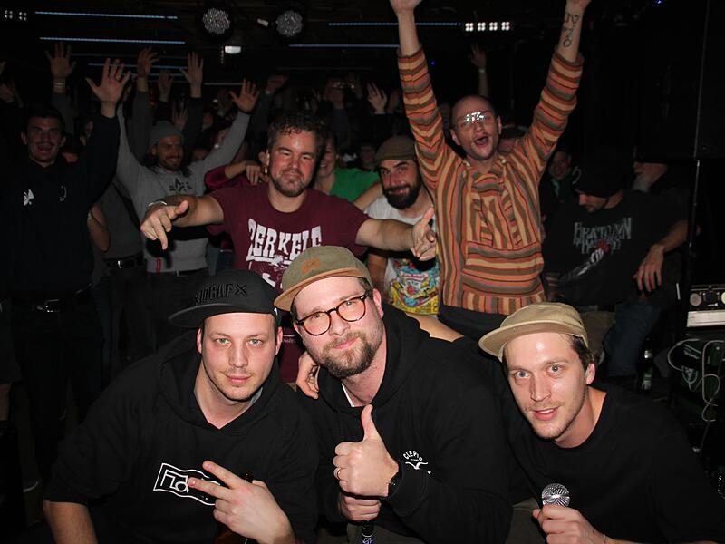 Die Fans feierten ihre Helden von „Flowzirkel“ mit (von links) Josua Opel, Denis Matthea und Maik Anselstetter.