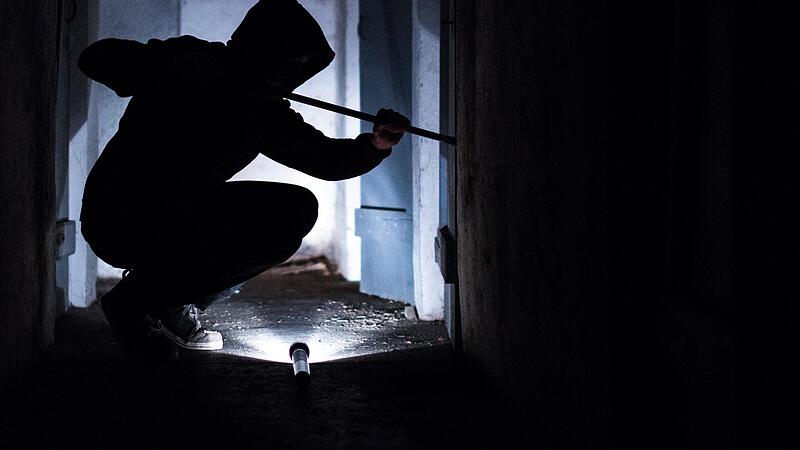 Eine junge Mutter hat sich vor dem Sch&ouml;ffengericht in Bad Kissingen wegen versuchten Einbruchs in Bad Br&uuml;ckenau verantworten m&uuml;ssen. (Szene nachgestellt)