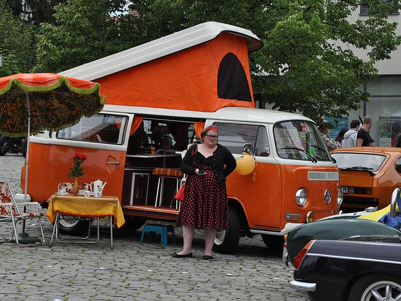 Camping mit dem VW-Bus: Diesen starken Auftritt hatten die Besitzer dieses Oldtimers 2022 in Hofheim.