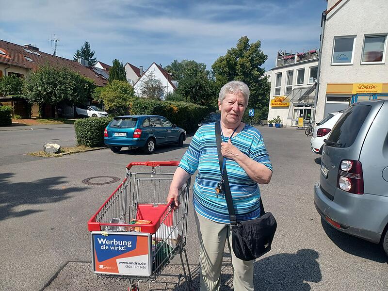 Elke Müller mit Einkaufswagen vor dem Netto in Wüstenahorn Elke Müller mit Einkaufswagen vor dem Netto in Wüstenahorn