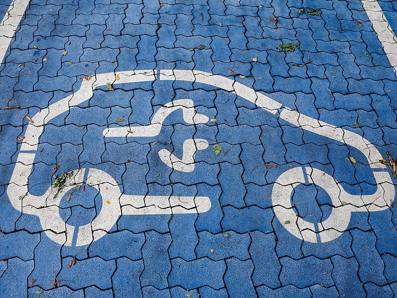 Elektromobilität – Parkplatz an Schnellladesäule