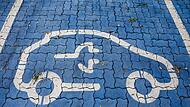 Elektromobilität – Parkplatz an Schnellladesäule
