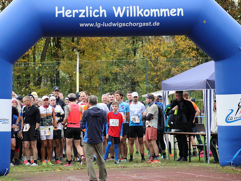 Trotz nasskaltem Herbstwetter lie&szlig;en sich die Sportler den Spa&szlig;  beim 38. Frankenwaldlauf der LG Ludwigschorgast nicht vermiesen.