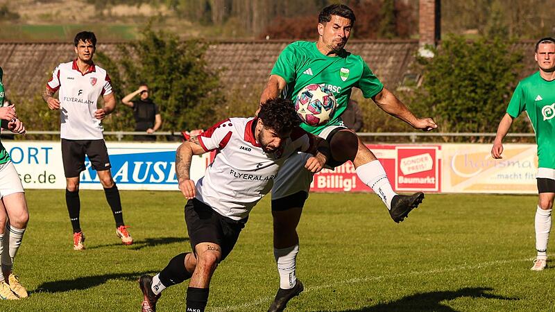 Der Kronacher Co-Trainer Sergen Koc (wei&szlig;es Trikot) geht zum Kopfball, aber Altan Y&uuml;r&uuml;k kann mit dem Fu&szlig; kl&auml;ren.