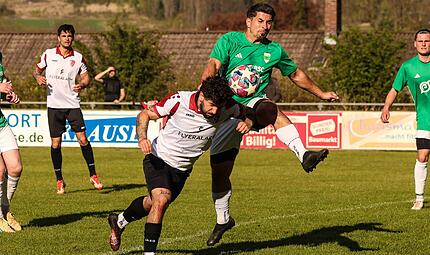 Der Kronacher Co-Trainer Sergen Koc (wei&szlig;es Trikot) geht zum Kopfball, aber Altan Y&uuml;r&uuml;k kann mit dem Fu&szlig; kl&auml;ren.