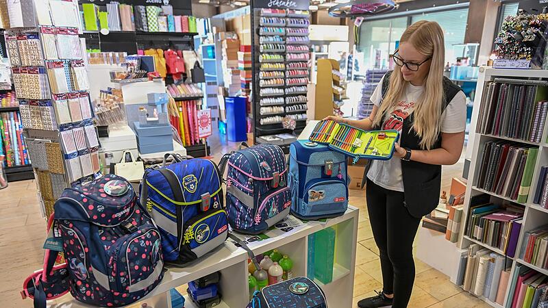 F&uuml;r die Schul-Erstausstattung ihrer Kinder m&uuml;ssen Eltern inzwischen bis zu 600 Euro kalkulieren. Gr&ouml;&szlig;ter Posten dabei: der Schulranzen, wie Leonie Schmaus vom B&uuml;robedarfs- gesch&auml;ft Renner + Rehm erkl&auml;rt.