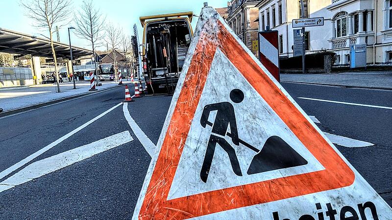 Im Bahnhofsviertel wie hier in der Lossaustra&szlig;e ist eine Spezialfirma aus Mannheim zur Kanalsanierung im Einsatz.