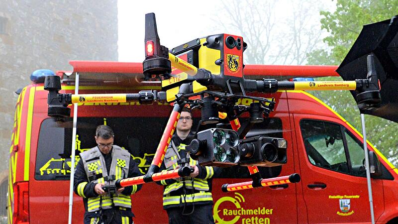 Um eine Drohne dieser Gr&ouml;&szlig;e zu steuern, braucht man einen Piloten, einen Kameraf&uuml;hrer und mindestens zwei Luftbeobachter.