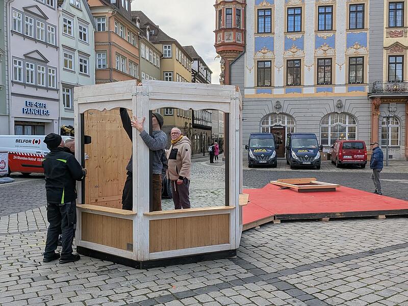 Die ersten Buden f&uuml;r den Weihnachtsmarkt werden aufgebaut.
