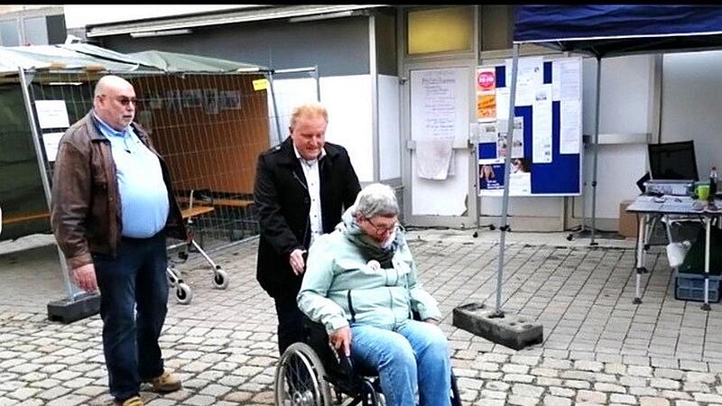 Bürgermeister Matthias Klement testete die Rollstuhltauglichkeit des Pflasters.