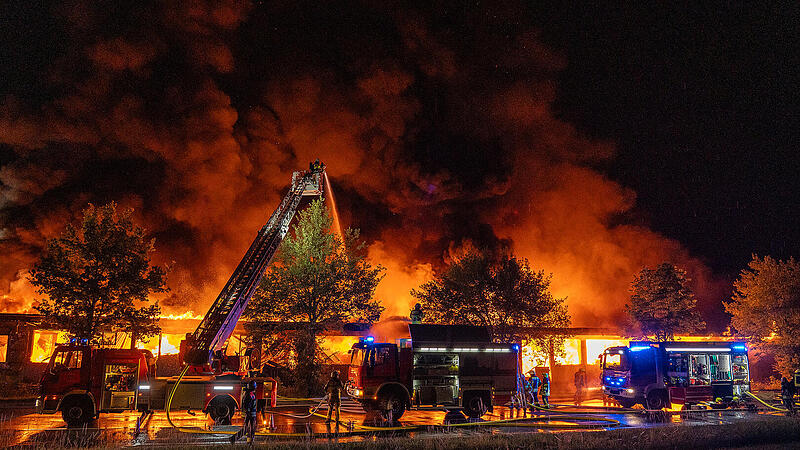 Großbrand in Lichtenfels: Feuerwehr setzt ungewöhnliches Gerät ein Großbrand in Lichtenfels: Feuerwehr setzt ungewöhnliches Gerät ein